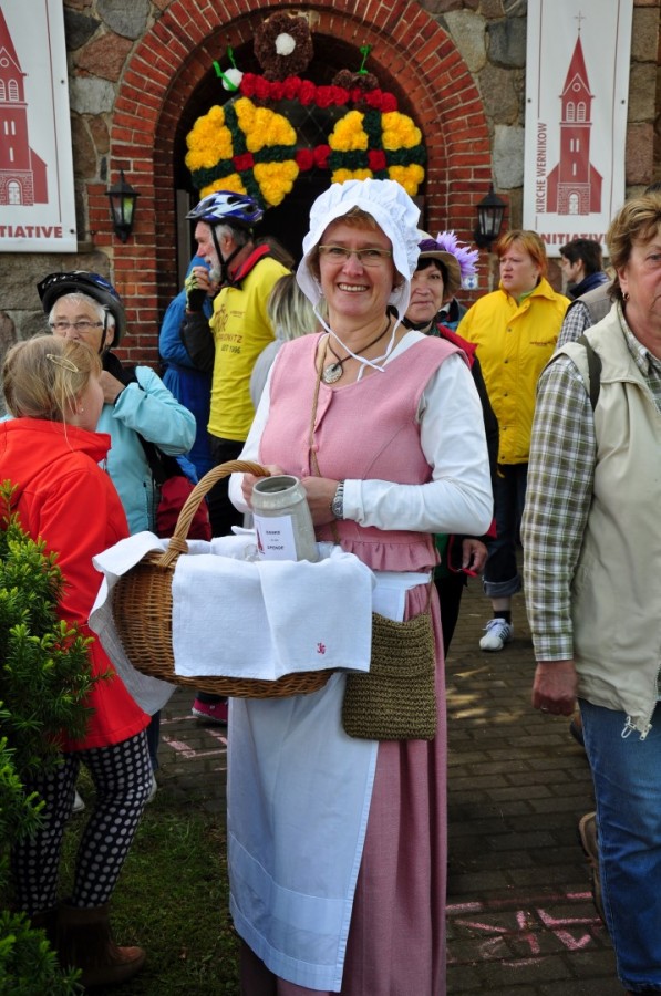 Landfrauen verteilen selbstgebackene -kekse Tour de Prignitz 2014