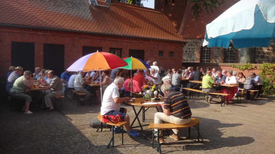 Kaffeetafel im Hof der Alten Schule in Wernikow